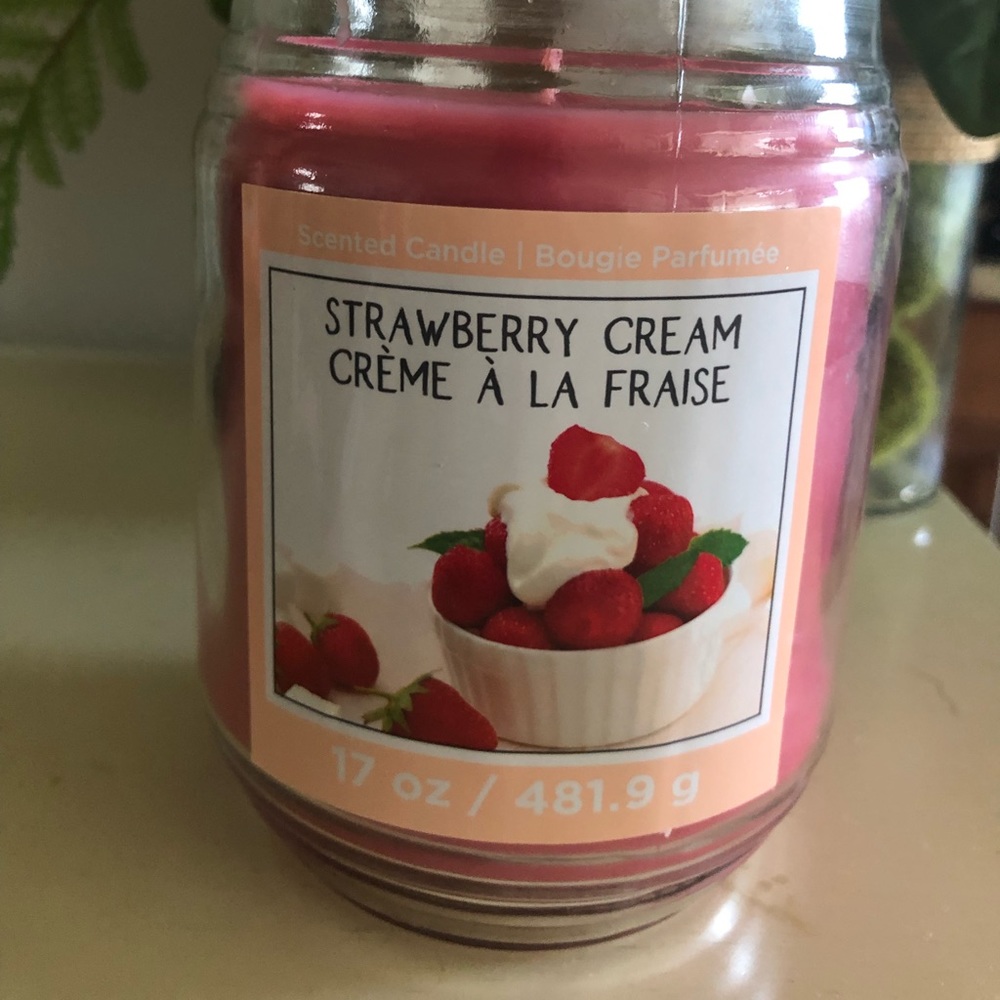 Strawberry Cream Scented Candle